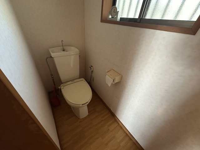 【北杜市大泉町西井出】林の中にあるコンパクトな平家のトイレ