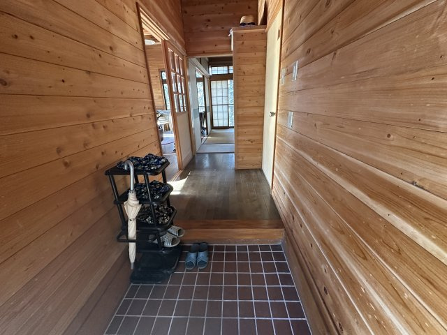 【北杜市大泉町西井出】林の中にあるコンパクトな平家の玄関