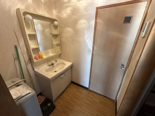 【北杜市大泉町西井出】林の中にあるコンパクトな平家の洗面所