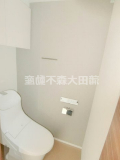 ラティエラ大森のトイレ|棚と温水洗浄便座付きのトイレ