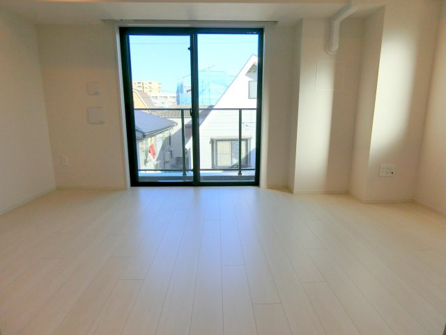 ラティエラ大森の居間・リビング|天井が高く開放感ある洋室7.2帖