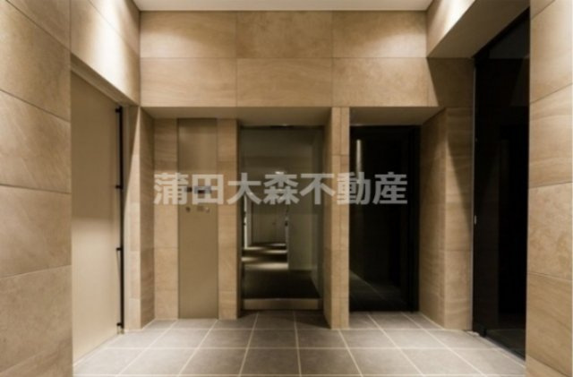 ラティエラ大森のエントランス|防犯カメラTVモニター付オートロック宅配BOXメールBOX管理人室　エントランス