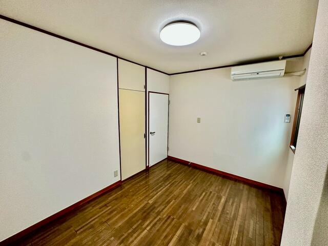 日のでアパルトマンの洋室