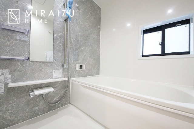 【浴室】 | お子さんとわいわいと楽しいバスタイムもよし、一人でゆったりと入るのもよし、浴室換気乾燥機付きのユニットバス。お洗濯物を干せるだけでなく、カビ防止にもなります。