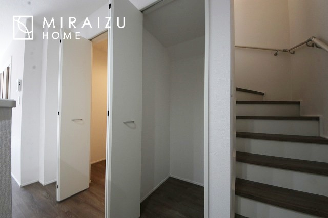 【玄関】 | 永く住むからこそシンプルで飽きのこないデザインに。ただいま、おかえりの温かな声が聞こえる玄関。