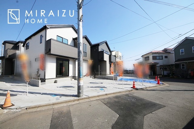 【外観】 | 青く澄み渡った綺麗な空と、陽の光をたっぷりと受ける、そんな新築住宅で新生活をスタートしてみませんか？見学・ご相談等、ミライズホーム(株)までお気軽にご連絡下さい。