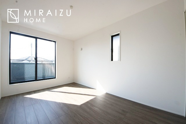【洋室】 | 日当たりの良いお家は嬉しいですよね。それぞれ価値観が分かれる箇所です、実際に内覧して日当たりの心地よさをご体感下さいね♪