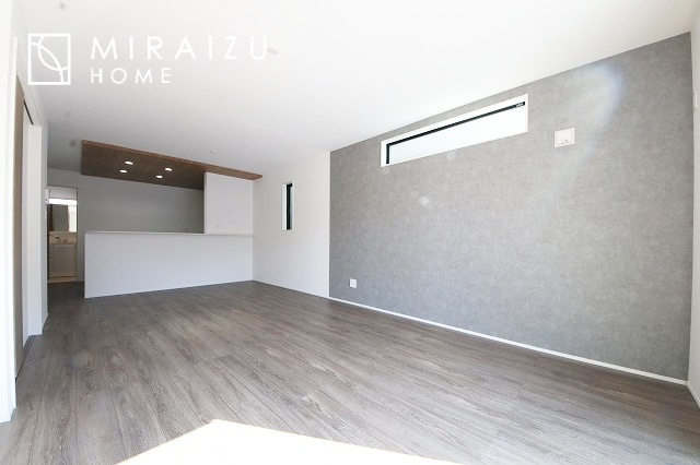 【居間・リビング】 | お子さんが宿題をしたり、ちょっとした作業もできる、家族みんながそれぞれの時間を過ごせるリビングです。