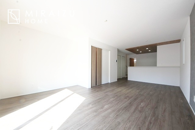 【居間・リビング】 | 食事を取るスペースもリラックスしてくつろげるスペースもお子さんが勉強するスペースも兼ね備えたリビングダイニング。