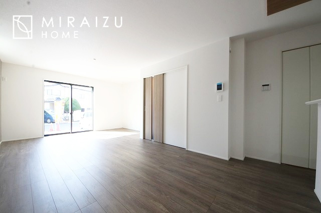 【居間・リビング】 | 窓が多いと温かな太陽の光と心地いい風が室内へと入ります。家族が集まるリビングは明るく過ごしやすいつくりです。窓が多いお家は住みやすい証です。