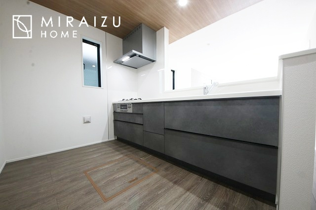 【キッチン】 | 収納に様々な工夫がされていて出しやすく片付けやすい、散らかりにくいキッチンになっています！人工大理石の天板や深型シンクなど、デザイン性と機能性を兼ね備えているので見せたいキッチンになっています。