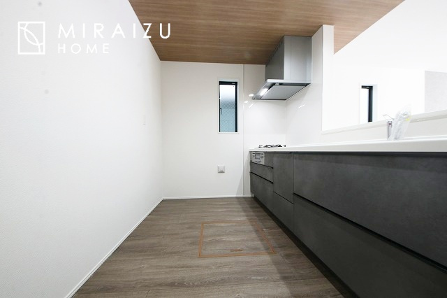 【キッチン】 | 広々としたキッチンは大きな深型シンク、3口コンロ、換気扇、大きなお鍋から小物まで取り出しやすさを考えられた引き出し収納の付いたシステムキッチンです。