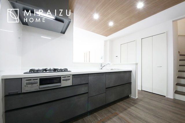 【キッチン】 | 収納力と機能性を備えたシステムキッチン。圧力鍋や大きなフライパンなどの調理器具から調味料など幅広く収納し、お料理のしやすいつくりになっています。