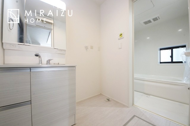 【独立洗面台】 | 洗濯機置き場、脱衣スペースもしっかりと確保されている洗面室。
水回りが集結した間取りなので、お料理やお洗濯物、お掃除の同時進行も可能です。