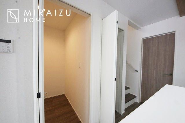 【内装】 | 安全性に配慮した手すり、清潔感や明るい陽光を取り入れてくれる窓がある階段。LED照明付きでお財布にもやさしいつくり。