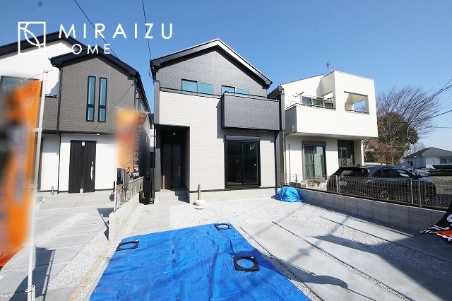 【外観】 | 青く澄み渡った綺麗な空と、陽の光をたっぷりと受ける、そんな新築住宅で新生活をスタートしてみませんか？見学・ご相談等、ミライズホーム(株)までお気軽にご連絡下さい。
