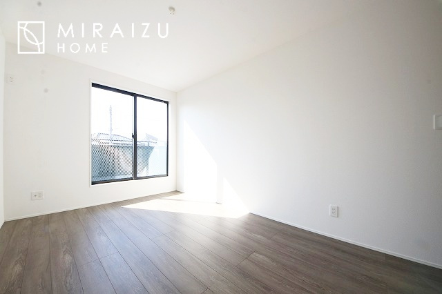 【洋室】 | 日当たりの良いお家は嬉しいですよね。それぞれ価値観が分かれる箇所です、実際に内覧して日当たりの心地よさをご体感下さいね♪