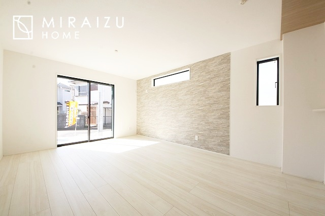 【居間・リビング】 | お子さんが宿題をしたり、ちょっとした作業もできる、家族みんながそれぞれの時間を過ごせるリビングです。