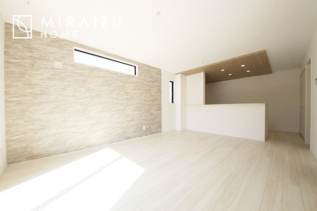 【居間・リビング】 | 食事を取るスペースもリラックスしてくつろげるスペースもお子さんが勉強するスペースも兼ね備えたリビングダイニング。