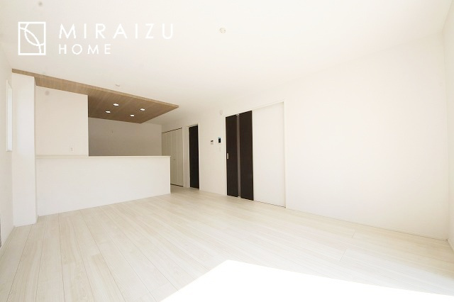 【居間・リビング】 | 窓が多いと温かな太陽の光と心地いい風が室内へと入ります。家族が集まるリビングは明るく過ごしやすいつくりです。窓が多いお家は住みやすい証です。