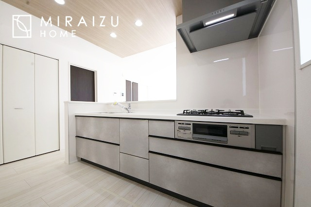 【キッチン】 | 収納に様々な工夫がされていて出しやすく片付けやすい、散らかりにくいキッチンになっています！人工大理石の天板や深型シンクなど、デザイン性と機能性を兼ね備えているので見せたいキッチンになっています。