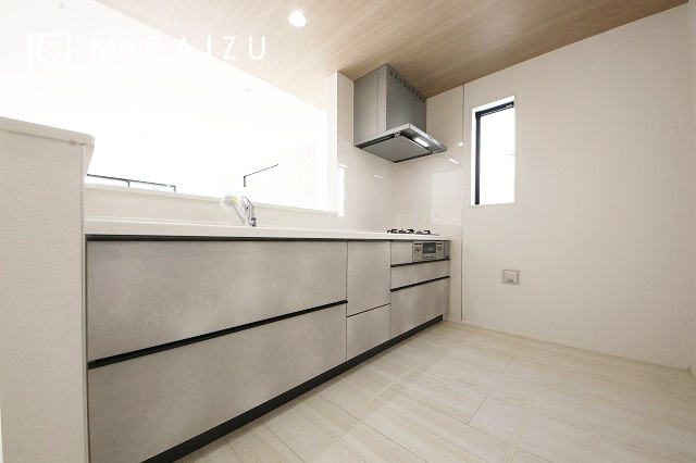 【キッチン】 | 広々としたキッチンは大きな深型シンク、3口コンロ、換気扇、大きなお鍋から小物まで取り出しやすさを考えられた引き出し収納の付いたシステムキッチンです。