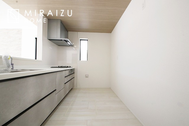 【キッチン】 | 収納力と機能性を備えたシステムキッチン。圧力鍋や大きなフライパンなどの調理器具から調味料など幅広く収納し、お料理のしやすいつくりになっています。