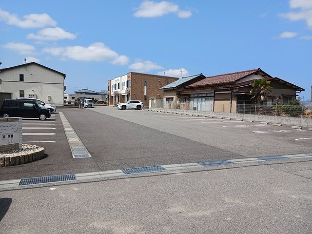 サンライズ・フィールドの駐車場