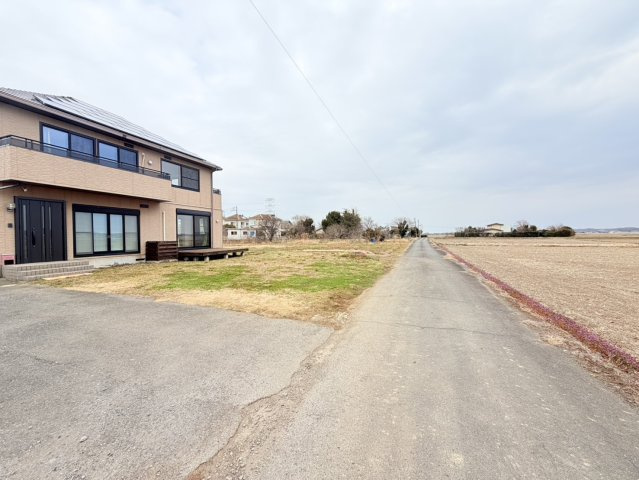 稲敷郡河内町中古住宅の前面道路含む現地写真