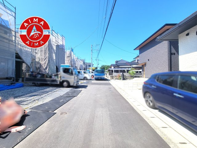 古賀市千鳥6丁目第5-5棟（1号棟）の前面道路含む現地写真|前面道路は閑静な住宅地をはしる車通りの少ない道路。お車の出し入れが苦手なママや小さなお子様にも安心ですね。しっかり舗装もされているので、ベビーカーや自転車で通っても快適に通行できます。