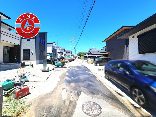 古賀市千鳥6丁目第5-5棟（1号棟）の前面道路含む現地写真|前面道路は閑静な住宅地をはしる車通りの少ない道路。お車の出し入れが苦手なママや小さなお子様にも安心ですね。しっかり舗装もされているので、ベビーカーや自転車で通っても快適に通行できます。