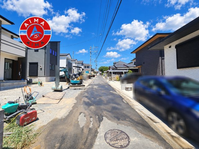 古賀市千鳥6丁目第5-5棟（1号棟）の外観|前面道路含む現地の写真です。