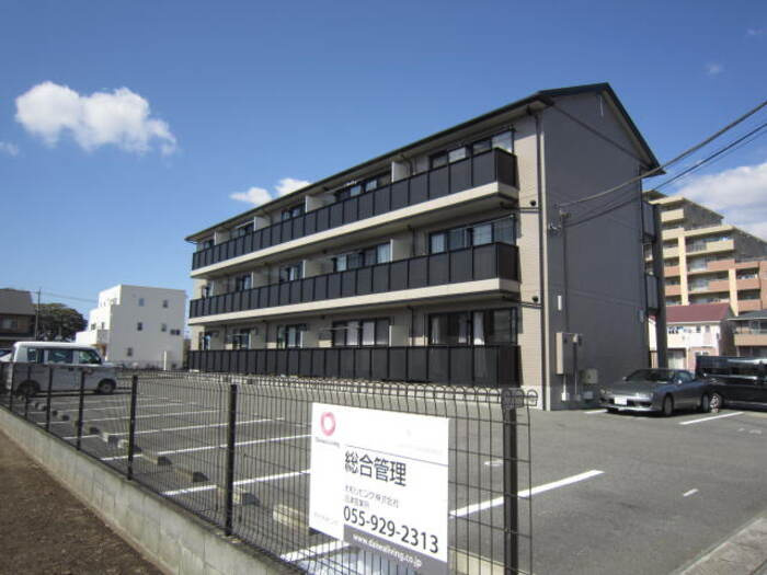ドミールさつきの外観