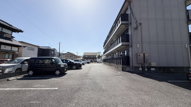 ドミールさつきの駐車場