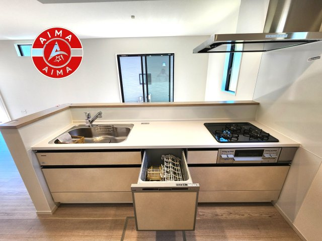古賀市千鳥6丁目第5-5棟（2号棟）のキッチン|ご家族を近くに感じられる対面キッチンのLDK。会話もはずみそうですね。