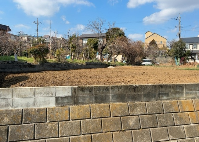 【外観】 | 土地の形が極端に長細かったり、狭小地、あるいは道路との高低差がある傾斜地だった場合、後々売ろうとしても買い手がつかない場合もあります。後々、売却することになった時に価値の下がらない土地を選びましょう。