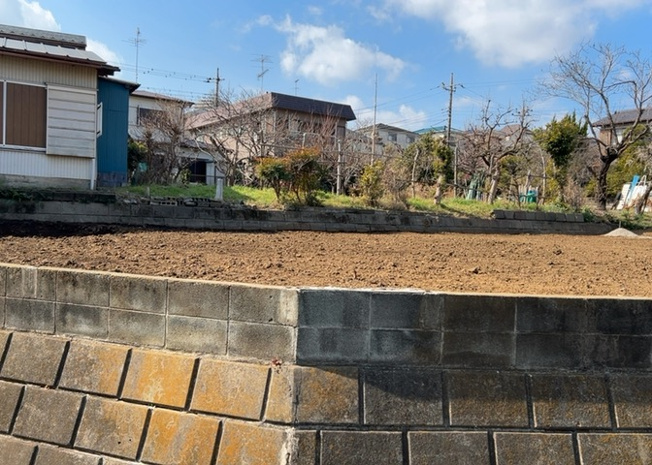 【外観】 | 家を建てる場合、方位は要チェックです。現実的に日当たりのよい家ならばリビングは南側、建築基準法でも北側に当たる家への配慮は求められています。土地を見学に行く際は、方位磁針を持って行くようにしましょう。