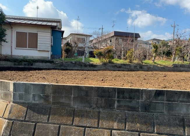 【外観】 | 土地を買う際、住む地域の自治体や福祉の補助制度にも注目してみましょう。子供や老人の医療補助やゴミ出しのルールなど、自治体によってルールに大きな違いがあるため、暮らしやすい土地で判断するとよいでしょう。