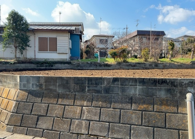 【外観】 | 土地の前の道路に消火栓が設置されていることがあります。この場合、道路交通法第45条第1項により、駐車禁止の場所が指定されています。そのため、車庫などの駐車スペースをつくることができない場合があります。