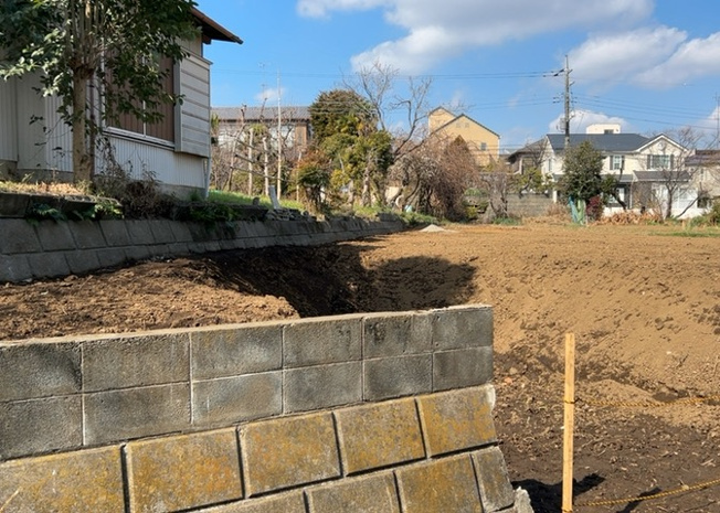 【外観】 | 現地に行くなら、物件の周囲の地形がどうなっているかを見ることも大切です。周辺より低くなっている土地では、大雨などで水が集まりやすいため、地盤が弱くなっているということも考えられるため、注意が必要です。