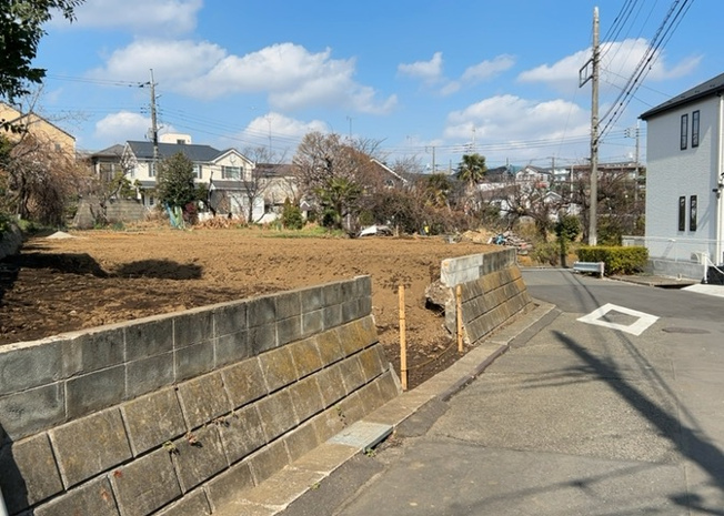 【外観】 | 隣家の土地はどうなっているのか、生活利便施設が近くにあるのか、学校まで近いかなど、お客様のライフスタイルにあわせたイメージが重要です。また、近くにあると困る施設が近くにないかも確認するといいでしょう。