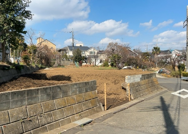 【外観】 | 土地購入を検討されている場合、境界杭がない状態で購入してしまうと境界確定測量をする必要があり、費用がかかります。購入の前に、売主、隣土地所有者立ち合いのもと境界を確定し境界杭を設置するのがベストです。