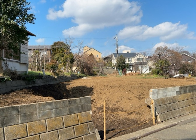 【外観】 | 家を建てる前提で土地を探している場合、地盤の丈夫さは譲れない条件の一つです。地盤が脆弱だと追加工事が必要となります。また、過去に地盤沈下や液状化現象を起こした土地は、できるだけ避けた方がいいでしょう。