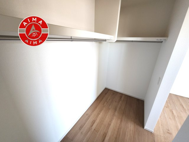 古賀市千鳥6丁目第5-5棟（3号棟）の収納|洋服や大きな荷物が多い方や人数の多いご家族などは、一般的なクローゼットよりもウォークインクローゼットのほうが使い勝手が良いです。