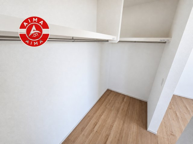 古賀市千鳥6丁目第5-5棟（3号棟）の収納|洋服や大きな荷物が多い方や人数の多いご家族などは、一般的なクローゼットよりもウォークインクローゼットのほうが使い勝手が良いです。