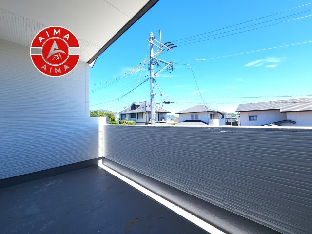 古賀市千鳥6丁目第5-5棟（3号棟）のバルコニー|風をしっかりと感じられるバルコニーでは、毎日が洗濯日和です。広々としているので洗濯も楽しくなるでしょうし、気分転換にバルコニーからの眺めを楽しむのもいいでしょう。