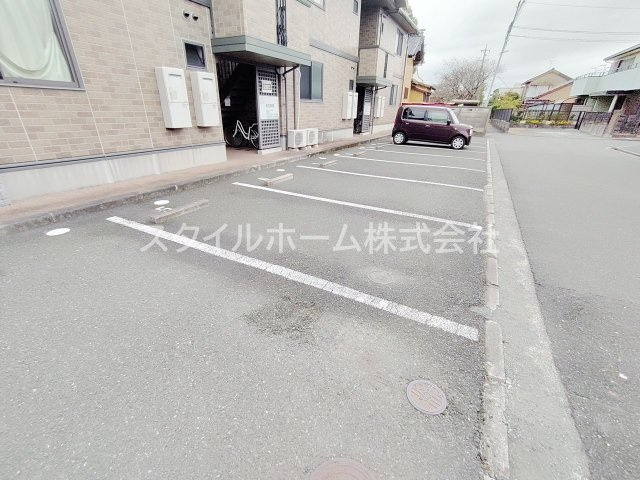 ラ・ポールＭＡＥＨＡＴＡ　Ａの駐車場