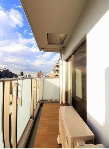 ヒカルサ滝野川のバルコニー