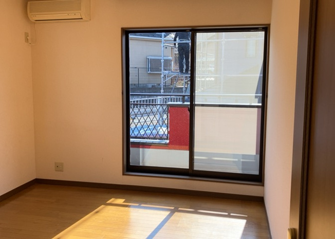 【洋室】 | 洋室のメリットは重い家具が置きやすく、身の回りが整理しやすいことです。 床がフローリングのため畳とは異なり凹みにくいです。 クローゼットなど収納が豊富で、普段使わない旅行カバンや服の整頓も簡単にです。