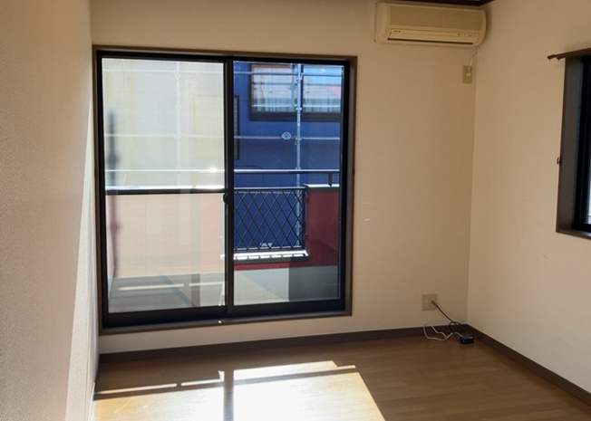 【寝室】 | 寝室でゆっくりと過ごすためにはベッド周りの適度な空間を担保することや窓の位置、照明の明るさ、寝室の広さなどを考える必要があります。自身や家族の構成とライフスタイルに併せて寝室にする部屋を選びましょう！